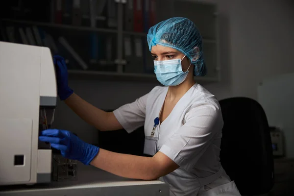 Biochimico concentrato in una maschera facciale utilizzando un apparato biochimico — Foto Stock