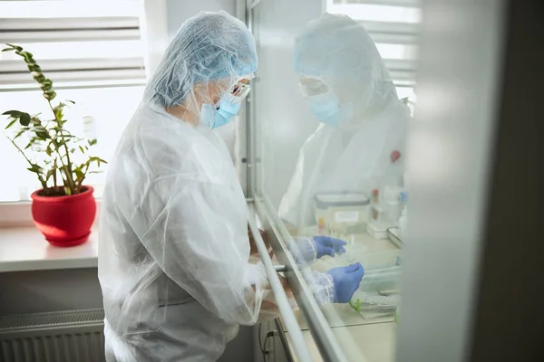 Scientist investigating a highly pathogenic virus in a research laboratory — Stock Photo, Image