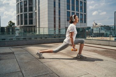 Şehir çatısında mutlu kadın eğitim gücü