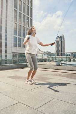 İp atlama ile neşeli aktif bayan eğitimi