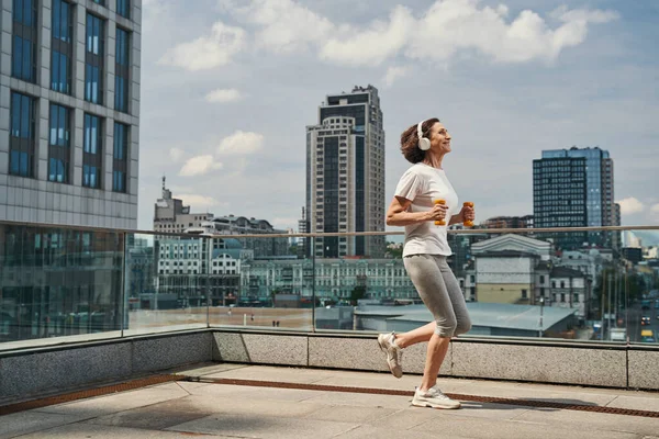 도시 중심가에서 빠르게 달리는 즐거운 노인 — 스톡 사진