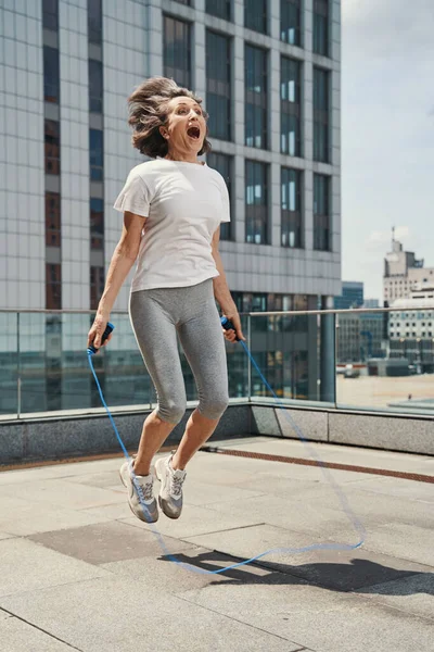 Engraçado salto feminino envelhecido no telhado urbano — Fotografia de Stock