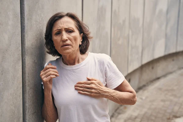 Active aged woman having heart attack outdoors — Foto de Stock