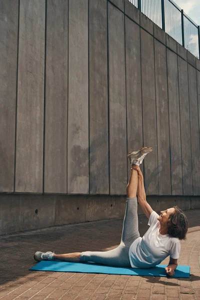 Alegre ativo seniores senhora fazendo fitness ao ar livre — Fotografia de Stock