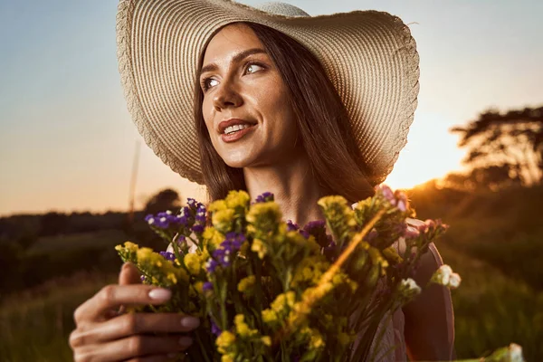 Drömmande person avkopplande i naturen med vackra blommor — Stockfoto