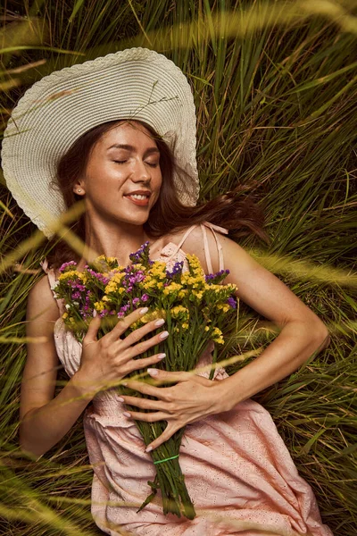 Ta gåvor från naturen medan du är på landsbygden — Stockfoto