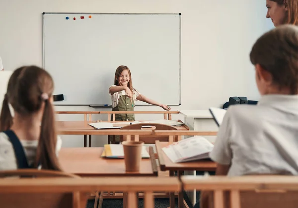 Expressive presentation at the interesting school lesson — Stock Photo, Image