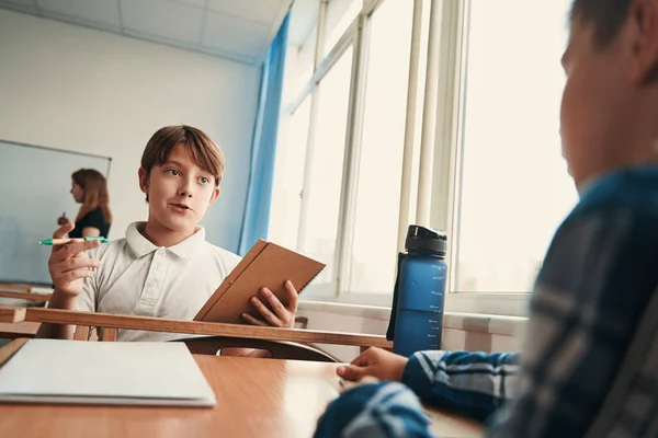 Trabajar en parejas es importar para estudiar inglés —  Fotos de Stock