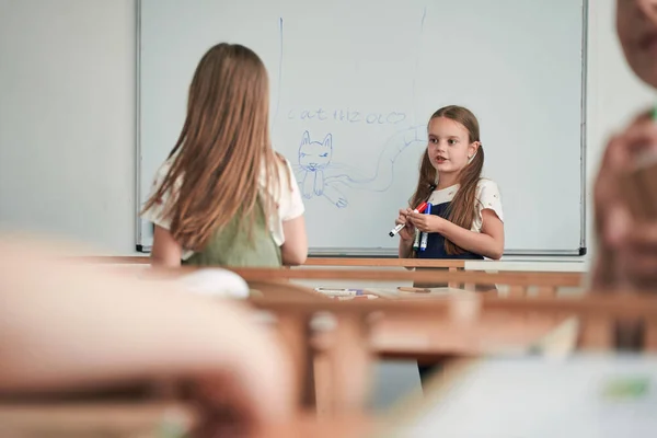 Uczniowie rysunku szkoły podstawowej na lekcji — Zdjęcie stockowe