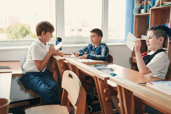 Spokojne uczennice studiujące w nowoczesnej wygodnej klasie — Zdjęcie stockowe