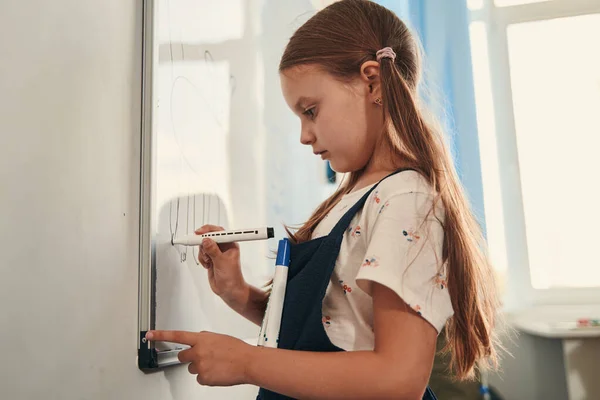 Child adding important details to her picture — Stock Photo, Image