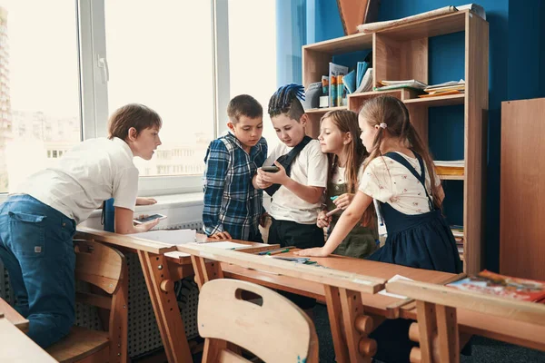 호기심 이 많은 아이들은 기꺼이 새로운 기계를 보려고 합니다. — 스톡 사진