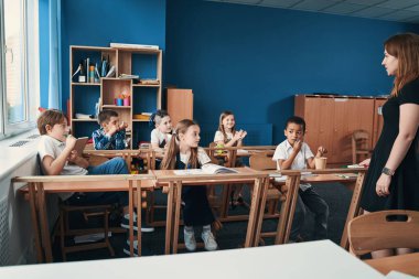 Cevapları bilen lütfen elini kaldırsın.