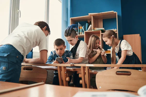 Niños amigables ocupados durante el descanso en la escuela — Foto de Stock