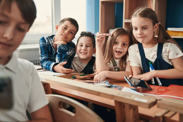 Ahorro de tiempo memorable de la escuela en fotos divertidas —  Fotos de Stock