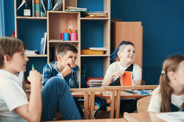 Día productivo en la escuela con los mejores compañeros de clase —  Fotos de Stock