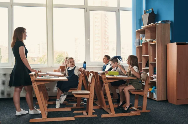 흥미진진 한 학교 수업의 즐거운 분위기 — 스톡 사진