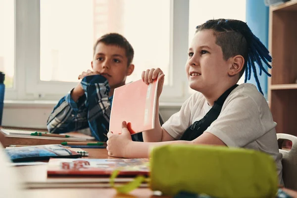 Attentive kids learning new topic and looking interested — Stock Photo, Image