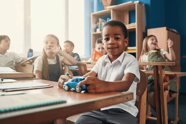 Kids using batteries at the exciting school lesson — Stock Photo, Image