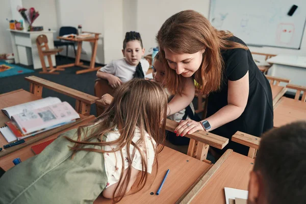 Kids relying on their amazing teacher at school — Stock Photo, Image