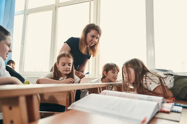 Confident teacher waiting for the answer from her pupils — Stock Photo, Image