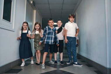 Erkekler ve kızlar teneffüste birlikte eğleniyorlar.