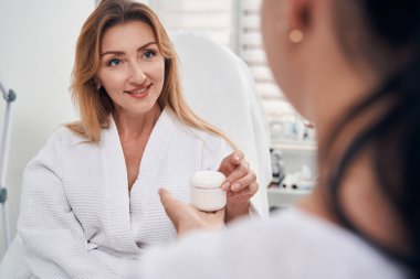 Neşeli güzel kadın güzellik uzmanından tazminat alıyor.