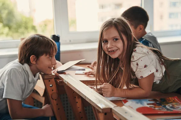 Vriendschap tussen jongens en meisjes bestaat echt — Stockfoto