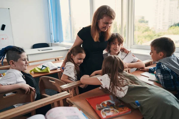 Uczniowie zostają na zawsze w sercach swojego nauczyciela. — Zdjęcie stockowe