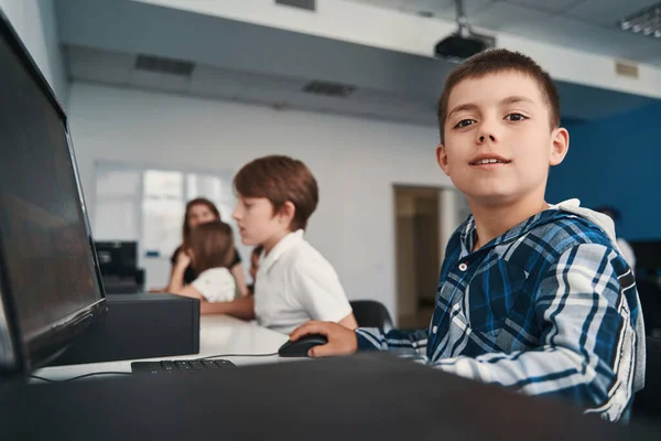 Chytrý chlapec s důvěrou v lekce ICT — Stock fotografie