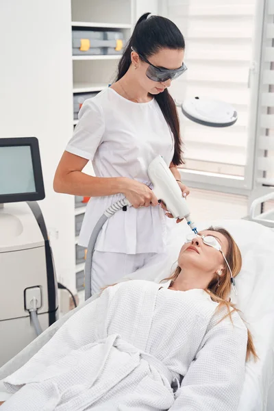 Kosmetolog dělá anti-věkové procedury pro dámu — Stock fotografie