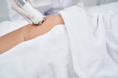 Kuaförde vücut masajı sırasında kadın