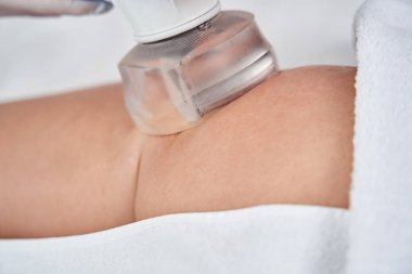 Stüdyoda kalçaları için vakum tedavisi uygulayan bir kadın.