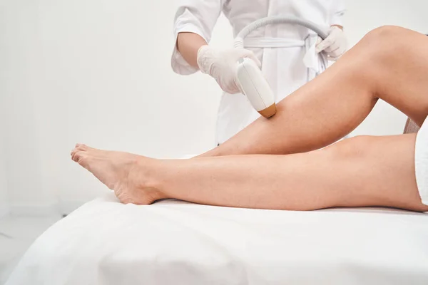 Donna durante epilation di gambe in clinica di bellezza — Foto Stock