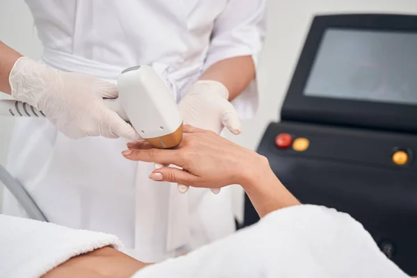 Mulher fazendo depilação a laser em dedos na clínica — Fotografia de Stock