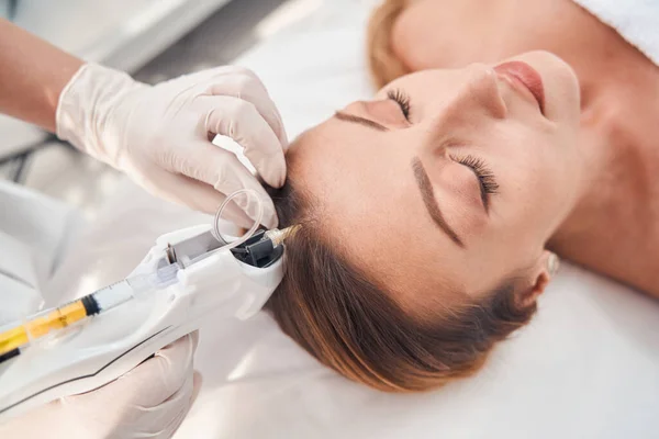 Gelassene Frau während der Kopfmesotherapie — Stockfoto