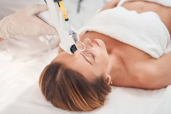 Mujer durante las inyecciones de rejuvenecimiento en el consultorio del cosmetólogo —  Fotos de Stock
