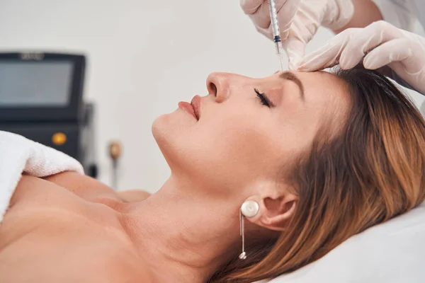 Rustige vrouw genietend van mesotherapie procedure in kliniek — Stockfoto