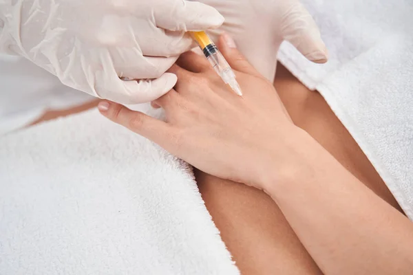 Mujer haciendo inyección de belleza en los brazos en la clínica —  Fotos de Stock