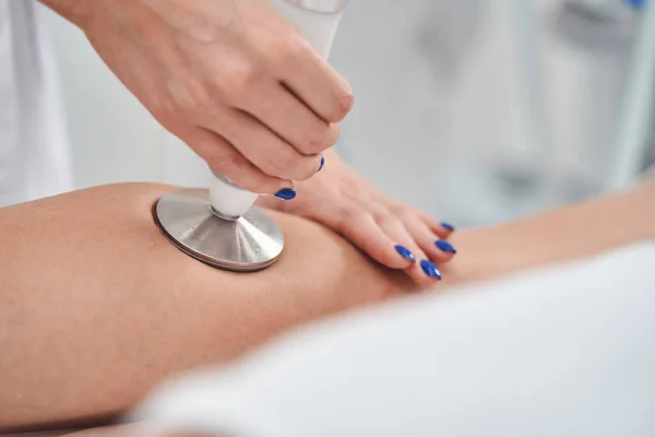 Donna durante la procedura di massaggio anticellulite nel salone — Foto Stock