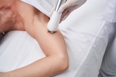 Profesyonel kadın vücudu için güzellik prosedürleri yapıyor.