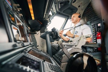 Memnun genç havacı kalkışa hazırlanıyor.