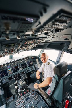 Neşeli erkek pilot kalkışa hazır olduğunu gösteriyor.