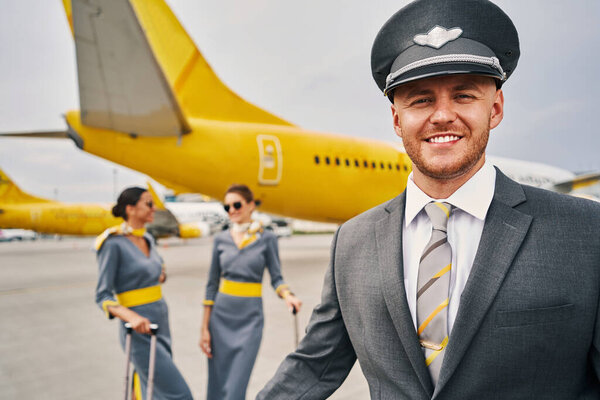 Smiling airman and his female colleagues at the airdrome