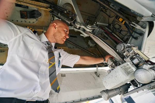 Luchtvaartkapitein inspecteert een luchtvaartuig vóór de vlucht — Stockfoto