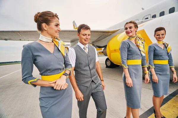 Four elegant aircrew members at the airdrome — Stock Photo, Image