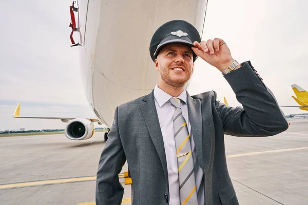 Handsome airline captain looking up at the sky — Stock Photo, Image