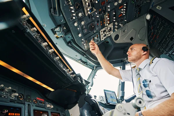 Ervaren vlieger die een controle vóór de vlucht uitvoert — Stockfoto