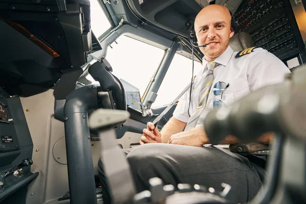 Ervaren kapitein van de luchtvaartmaatschappij bereidt zich voor op de start — Stockfoto