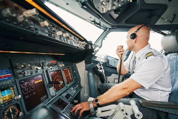 Ervaren piloot maakt zich klaar voor de start — Stockfoto